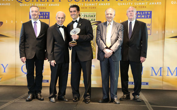 Rafael Cervantes Lebrija durante la ceremonia de entrega del Premio International Quality Summit 