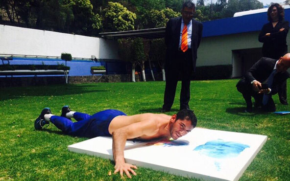 Jesús Corona, portero del Cruz Azul, también pintó con el pecho