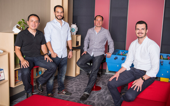 Rogelio Cuevas con desarrolladores de Google y emprendedores