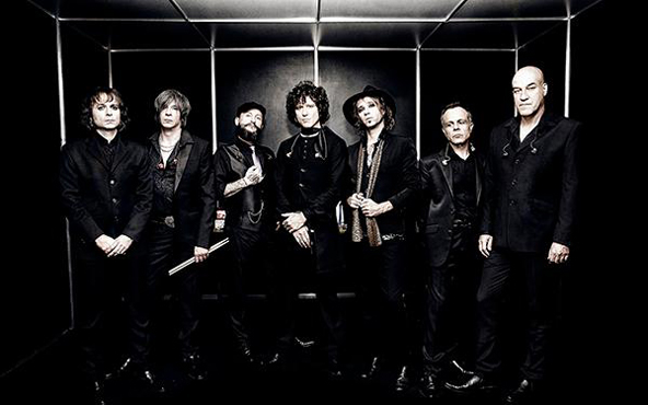 Enrique Bunbury y su agrupación musical