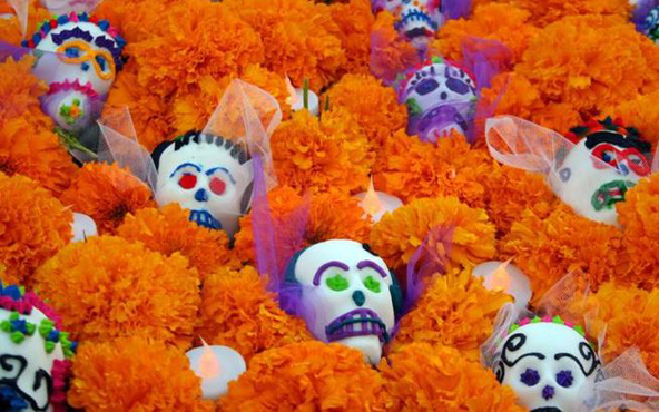 El color amarillo de la flor de cempasúchil evoca al Sol, que en la tradición azteca, se dice, guiaba las almas de los difuntos.