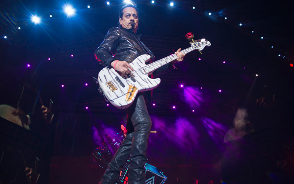 Hernán Hernández, Voz y bajo eléctrico de Los Tigres Del Norte