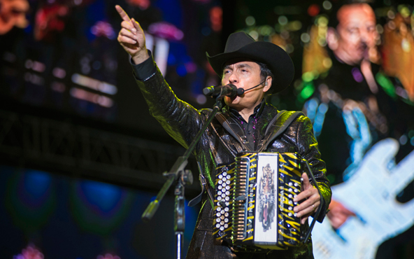 Luis Hernández, Bajo-sexto y voz de Los Tigres del Norte