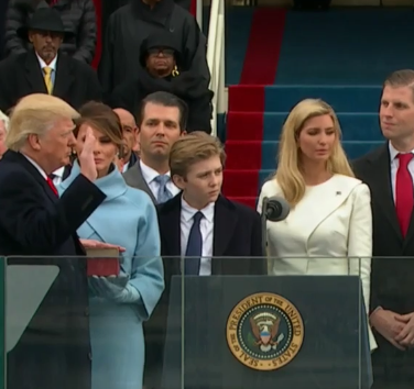 Trump jura ante la Biblia su nombramiento como presidente