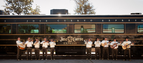 El negro del tren es en honor al traje del mariachi. José Cuervo Express