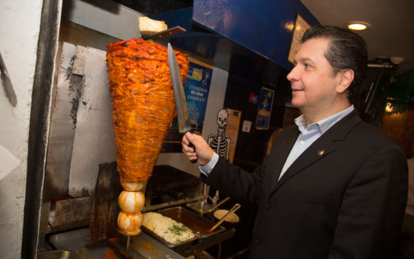 Ricardo Ruiz Patiño  con el tradicional trompo al pastor