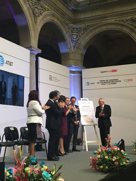Firma del acuerdo entre AT&T y la Ciudad de México para otorgar WiFi gratuito en el Sistema de Transporte Colectivo Metro