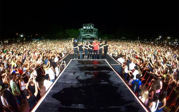 Maná al terminar un concierto de su gira por Argentina