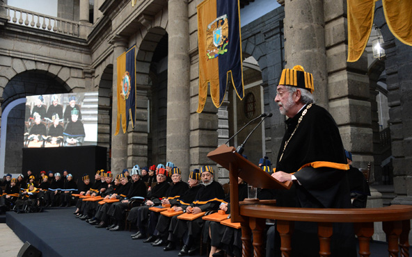 Enrique Graue Wiechers, rector de la UNAM, durante la ceremonia de entrega de los once doctores Honoris Causa 