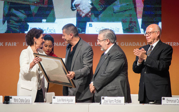 Emmanuel Carrè recibe el premio de la FIL