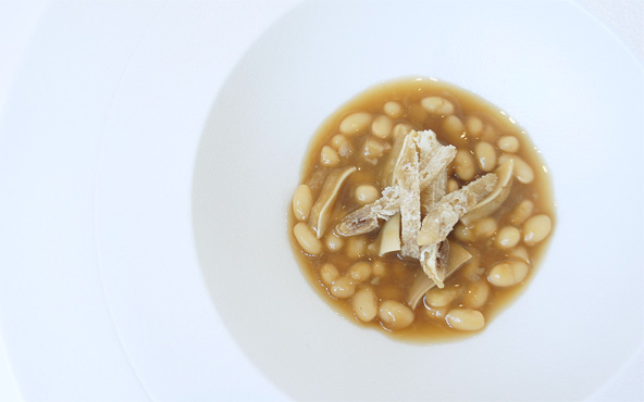 Crujiente cerdo acompaño de alubias y salsa asiática