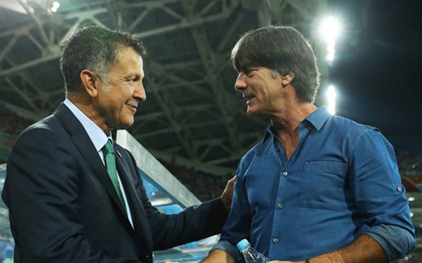 Juan Carlos Osorio, DT de la Selección Mexicana junto a su similar de Alemania Joachim Löw