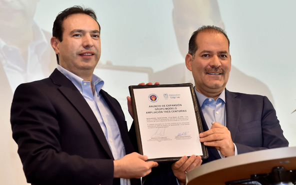 Mauricio Leyva, Presidente de la zona Middle Americas de AB Inbev y Director General de Grupo Modelo. y Martín Orozco, gobernador de Aguascalientes