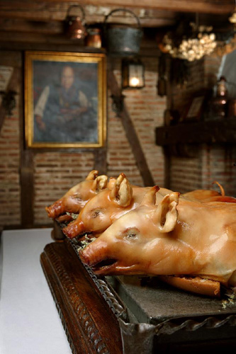 El Mesón de Cándido es uno de los espacios por el que han pasado más celebridades del mundo. Ya son tres generaciones las que llevan partiendo el cochinillo con un plato después de realizar un ritual en el restaurante que se ubica a un lado del acueducto que cruza la ciudad.