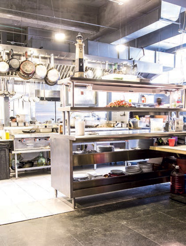 Esta es la cocina del restaurante Gorka Altamar