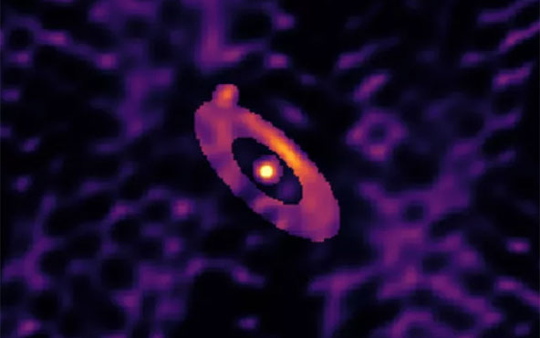 Gana Joel Sánchez concurso sobre la imagen astronómica más bella
La imagen ganadora recrea una estrella central con un disco de polvo elongado y un brillo asimétrico, con un planeta en formación